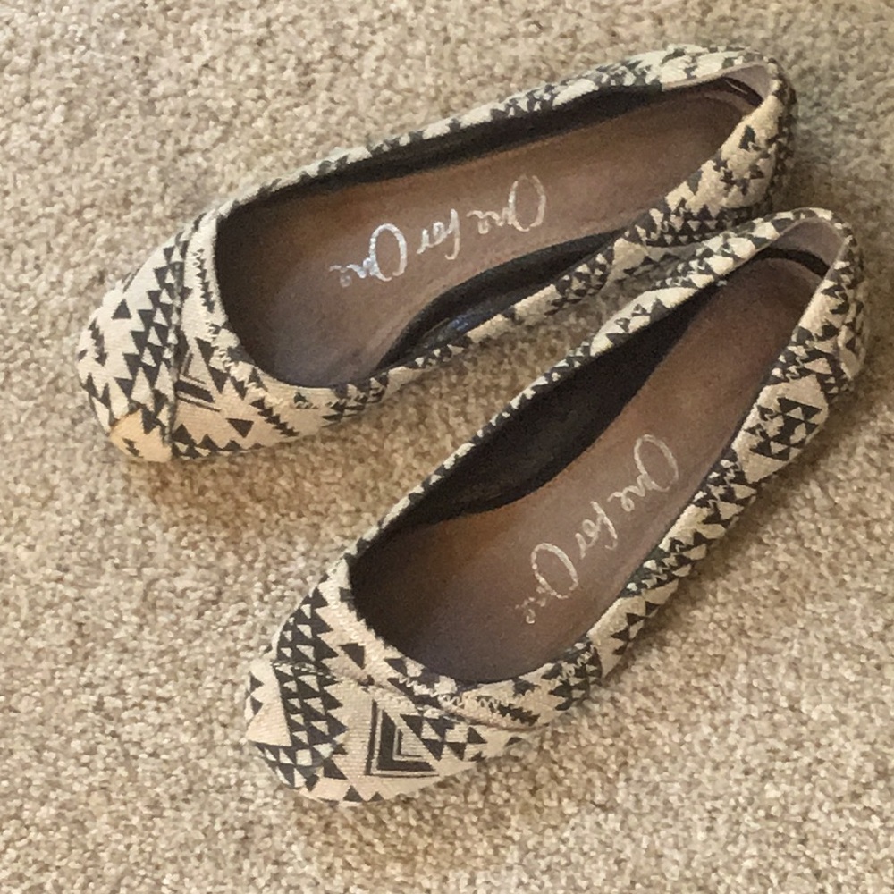 TOMS Tribal/Aztec Patterned Flats - Picture 9 of 9